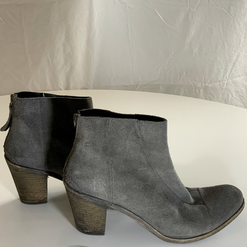 Hoss Intropia - Dark gray suede boot with stacked heel, ankle boot.  Size 41